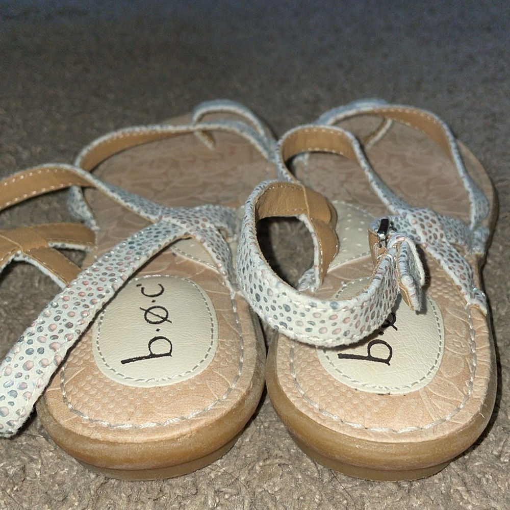 BOC Corey White gold loop toe flat sandals - Picture 8 of 9